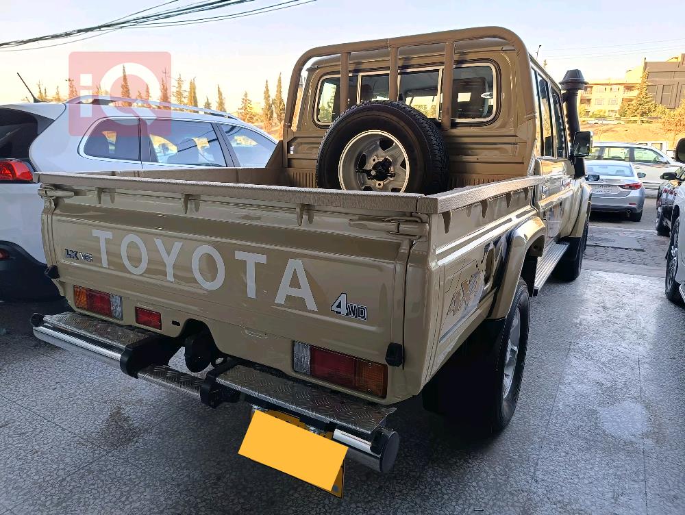 تويوتا لاند كروزر 70 بيك اب